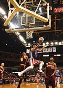 Eugene Edgerson monte au lay-up pour les Harlem Globetrotters.