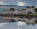 Inveraray reflektert i vannflaten