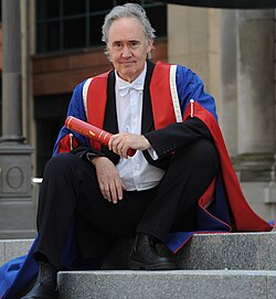 Nigel Planer efter att ha fått sitt hedersdoktorat vid Edinburgh Napier University år 2011.