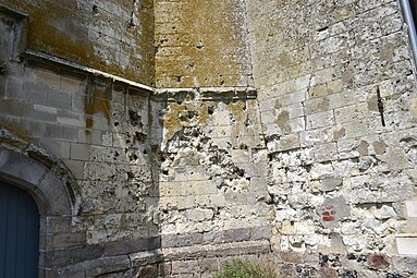 Les traces d'éclats d'obus de la Première Guerre mondiale sur la base du clocher.