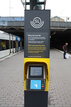 Raitiotiepysäkin odotusalueella oleva matkakorttien leimaustolppa.