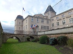 Façade méridionale et fossé du château.