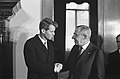 Robert Kennedy in 1962 op bezoek in Nederland met minister-president Jan de Quay