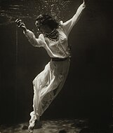 ‏"Fashion model underwater in dolphin tank, Marineland, Florida"‏ ("דוגמנית מתחת לפני המים במיכל דולפינים, מרילנד, פלורידה"), 1939