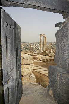 Lo tremplo d’Hèrculo dês la citadèla d’Aman, en Jordania. (veré dèfenicion 2 592 × 3 888*)