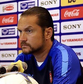 <span class="mw-page-title-main">Velizar Popov</span> Bulgarian football manager (born 1976)