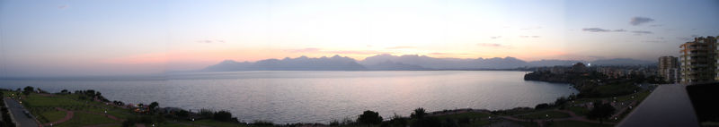 Zich op de baai vanaf de stad Antalya