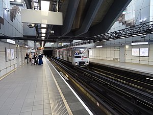 Une rame du métro D de Lyon arrivant au terminus Gare de Vénissieux.