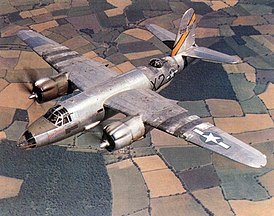 Самолёт B-26B Военно-воздушных сил США с «полосами вторжения»