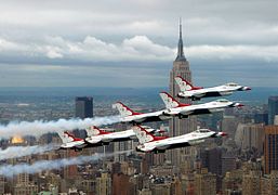 Vol d'avions F-16 devant l'Empire State Building.