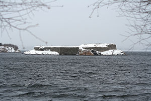 The remains of the fortress seen from west, a winter day in 2006. Batteriodden on the mainland in the background to the left. Fredriksholm festning.JPG