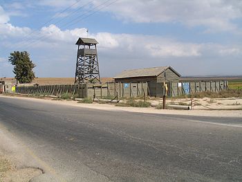 מבנה משוחזר של חומה ומגדל בקיבוץ נגבה