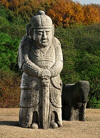 Statues d'un officier et de sa monture gardant la tombe du roi Seongjong, érigée vers 1495 à Seolleung, au sud de Séoul. (définition réelle 2 563 × 3 559)