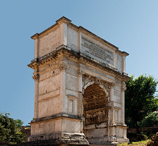 Arco de Tito, no Fórum Romano, um antigo (82) arco triunfal imperial romano com apenas uma passagem.