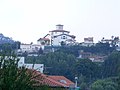 Vista de Azurém, con su iglesia, sui generis, al fondo.