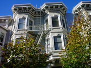 Dentelli che corrono sotto i modiglioni su una casa Victorian Italianate a San Francisco