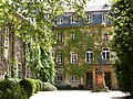 Inner court of Lich Castle and Ludwig Fürst zu Solms-Hohensolms-Lich monument