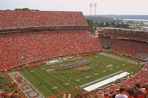 Blick vom Oberrang der Nordtribüne auf die Endzone im Westen und dem dahinterliegenden Lake Hartwell (September 2006)