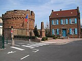 Ruines de la tour ronde de l’ancien château.