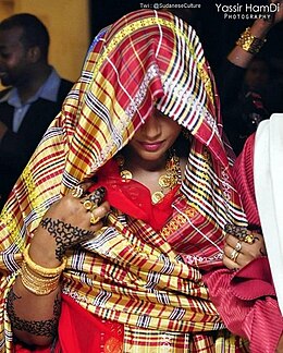 Sudanese bride in traditional costume (qarmis) lzwj fy lswdn.jpg