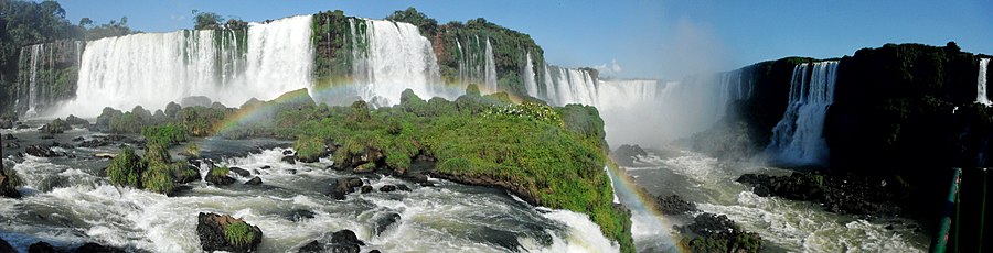 Iguazú-vandfaldene, i Provincia de Misiones er et af Naturens syv underværker.[75]