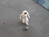 Vorführung von Asimo und seinen Fähigkeiten als Fußballspieler im Miraikan.