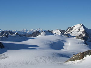 Nährgebiet des Gepatschferners mit Brandenburger Haus, vorn die Eisscheide zum Kesselwandferner (2006)