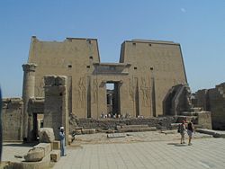 Edfu, a Hórusz-templom pülonkapuja