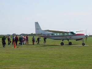 Parachutisten op weg naar Cessna 208