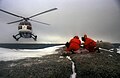 Ein Bordhubschrauber des Typs Bo 105 des deutschen Forschungsschiffs Polarstern unterstützt Wissenschaftler bei einer geologischen Untersuchung