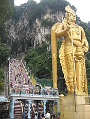 Pintu masuak ka Batu Caves, jo patuang Dewa Murugan