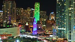 Biscayne Boulevard in Downtown Miami ripresa di notte