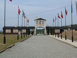 Monument voor de slachtoffers van Groß-Rosen. Boven de ingang is de spreuk "Arbeit macht frei" te lezen