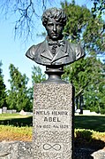 Gjerstad'daki Niels Henrik Abel anıtı