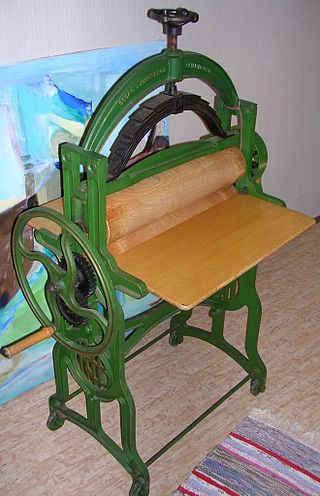 <span class="mw-page-title-main">Mangle (machine)</span> Mechanical laundry aid