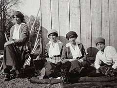 De izquierda a derecha, grandes duquesas María, Olga, Anastasia y Tatiana Nikoláyevna en cautiverio en Tsárskoye Seló en la primavera de 1917.