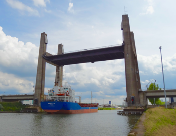 Ringbrug geopend voor een zeeschip, 2014