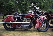 Indian 440 viercilinder uit 1940. In dat jaar werden de grote spatborden geïntroduceerd, maar de 440 kreeg ook plunjervering.