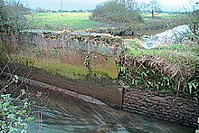 photographie montrant le siphon qui permet au grand canal d'irrigation de passer sous la rivière l'Ancre