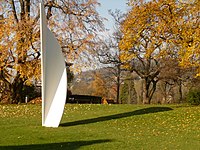 White Curves (2002), aluminio branco, no xardín da Fondation Beyeler en Suíza, por Ellsworth Kelly