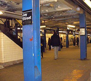 Column and sign on the IND platform, prior to renovation