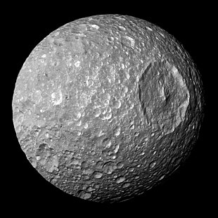 Mimas, aufgenommen von Cassini am 13. Februar 2010 aus 50.000 km Entfernung. Deutlich erkennbar ist der riesige Krater Herschel.