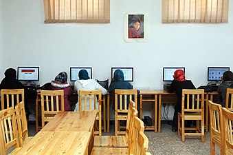 Dones estudiants que utilitzen internet a la Universitat d'Herat, a la ciutat afganesa d'Herat