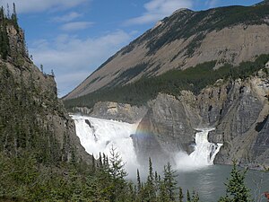 Les chutes vues depuis la rive droite, au pied de la cataracte.