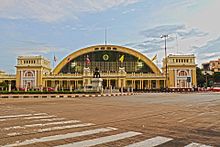 Six o'clock at Bangkok Railway Station.jpg