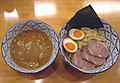 Tsukemen – makaronai su priedais ir sultinys patiekiami atskirai