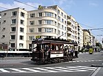 Museummotorwagen 346 vlak bij het eindpunt Jubelpark. De wagen is voorzien van een open en gesloten zitgedeelte.