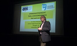 Vernooy tijdens een lezing