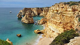 Marinha, uma praia costeira típica da região do Algarve.