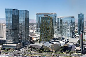 Waldorf Astoria Las Vegas (vänster), Aria Resort & Casino (de två byggnaderna i mitten i bakgrunden), Vdara (längst till höger i bakgrunden), Veer Towers (de lutande byggnaderna i mitten) och The Shops at Crystals (framför och höger om Veer Towers).